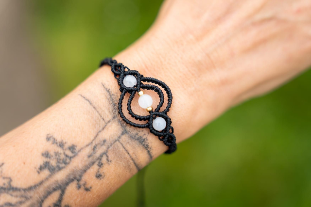 Bracelet en micro-macramé noir et perles Pierre de Lune