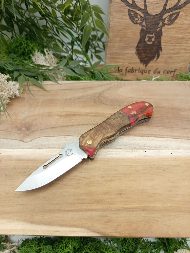 Couteau pliant « Le Faon » – inox 420, cran plat, résine rubis & bois d’olivier | La Fabrique du Cerf