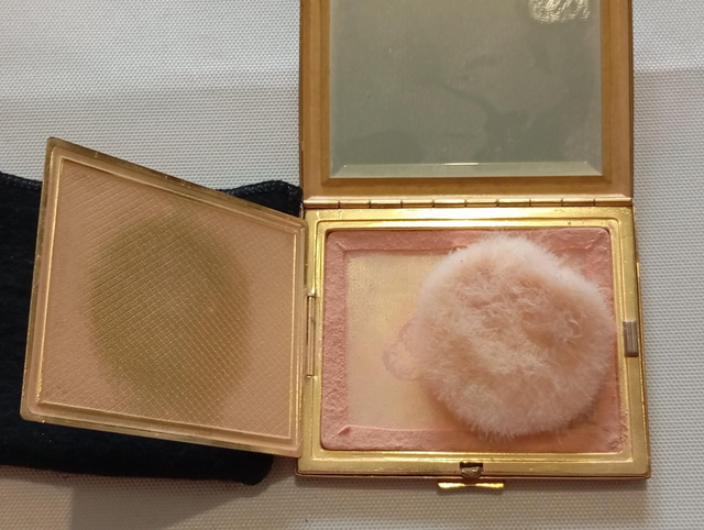 Poudrier noir et doré rectangulaire avec pochette