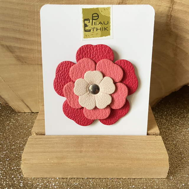 Broche fleur cuir