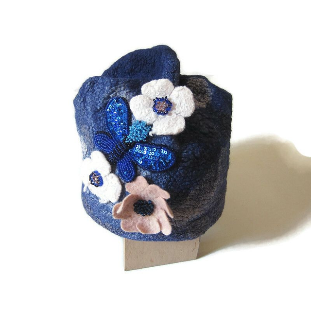 Cappello di lana con farfalla, decorato con fiori e perline.