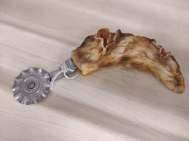 Tagliapasta con manico decorato in porcellana