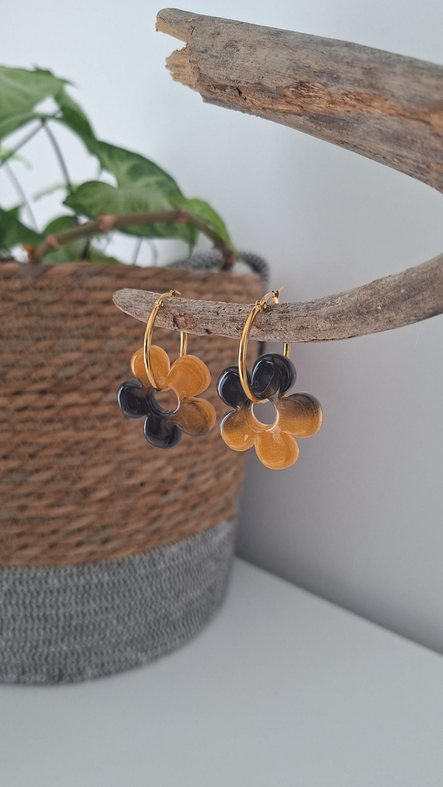 Créoles fleurs noires et dorées 