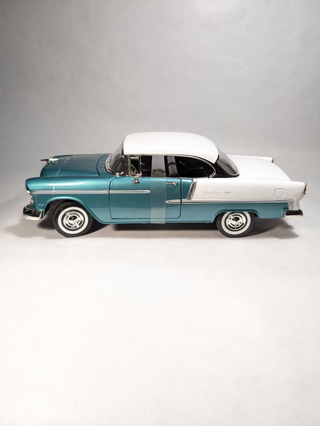Motormax :1955 Chevy Bel Air - Teal & White (1:18 Scale)