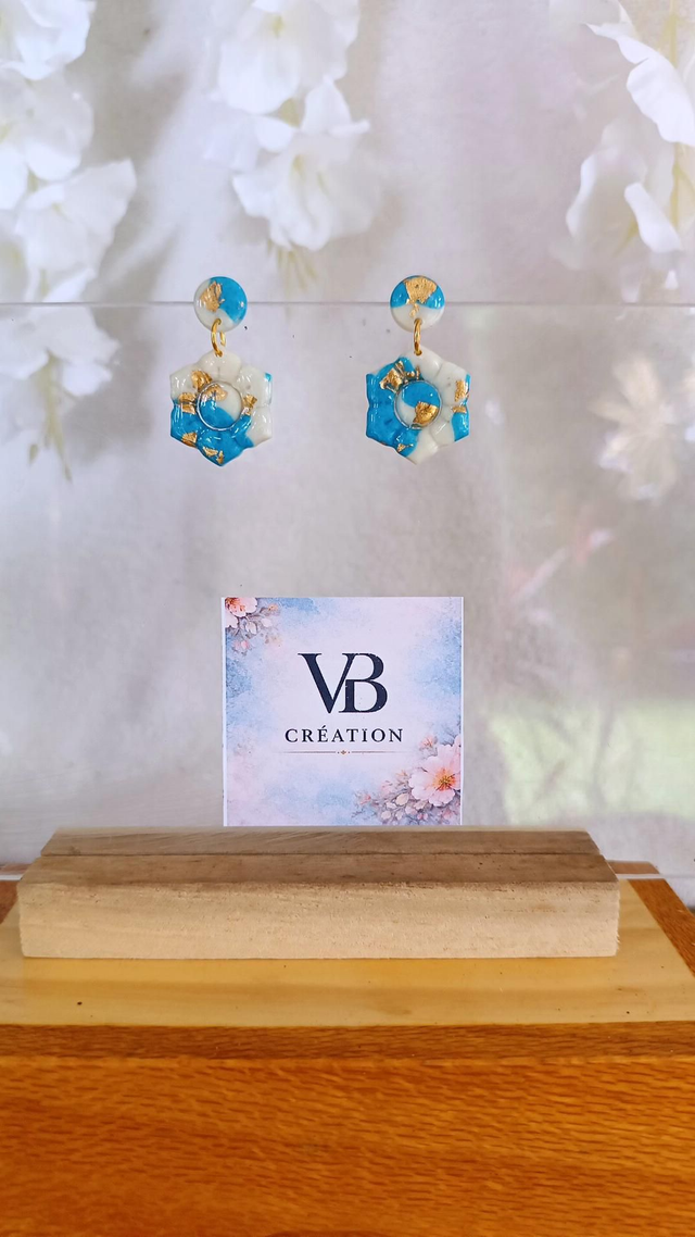 Boucles fleurs bleues blanches et or 