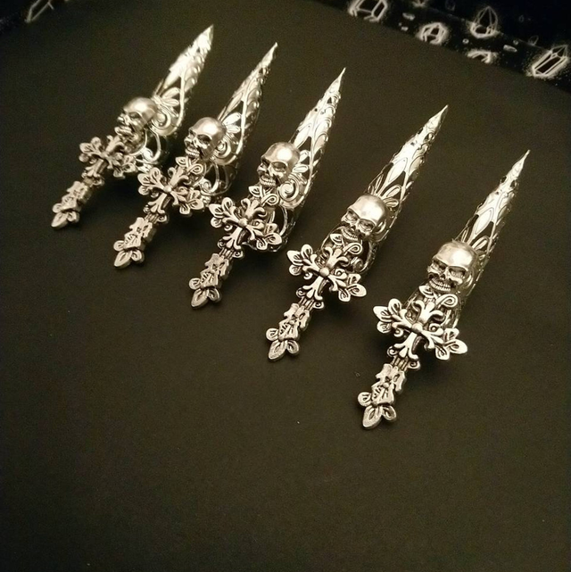 Sacrament nail claws