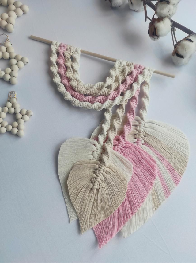 Décoration murale en Macramé plume rose et beige