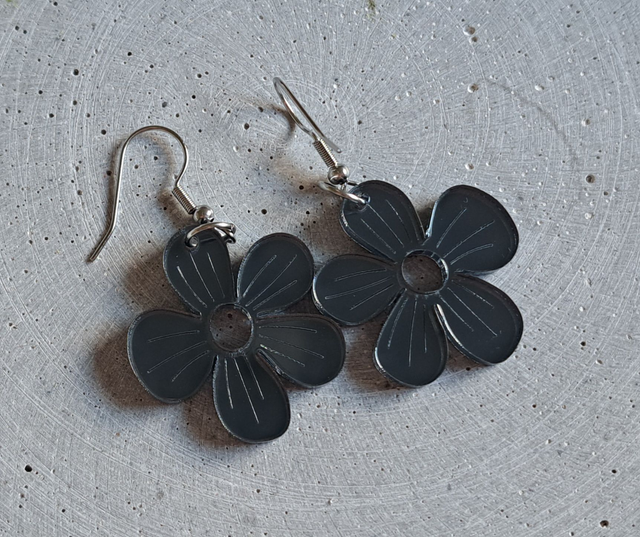 A- Kirsikka - korvakorut, harmaa peiliakryyli