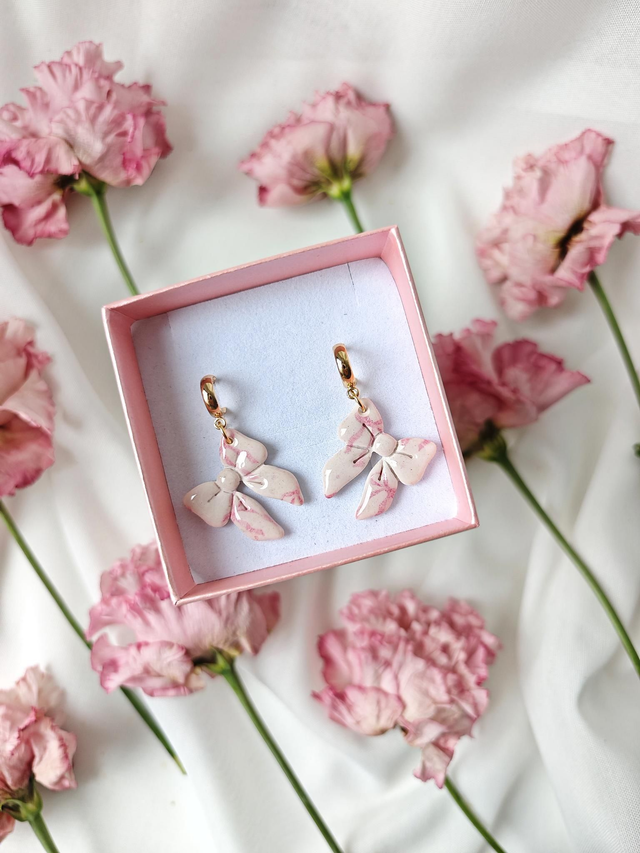 Valentinova kolekcija Roza pentlja - Viseči uhani na beli podlagi