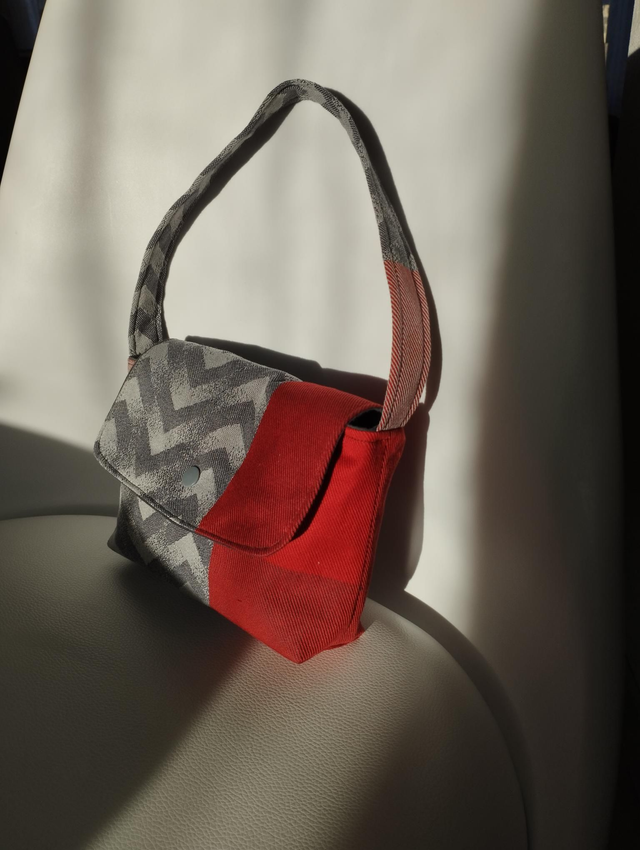 Sac à main gris/rouge 