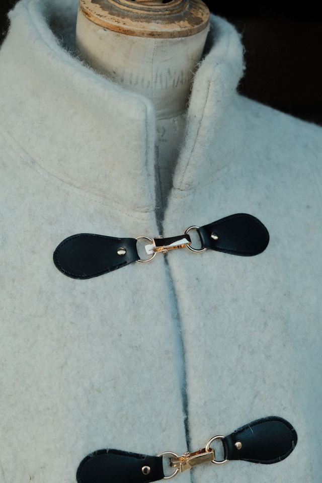 Cape longue en feutre – Élégance & Authenticité