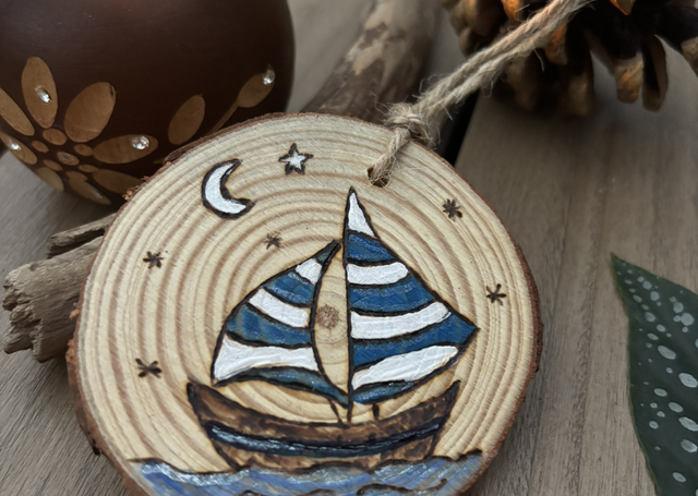 Boule de Noël en bois Petit Bateau 