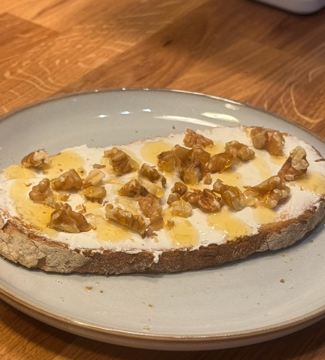 Crema de queso, miel y nueces