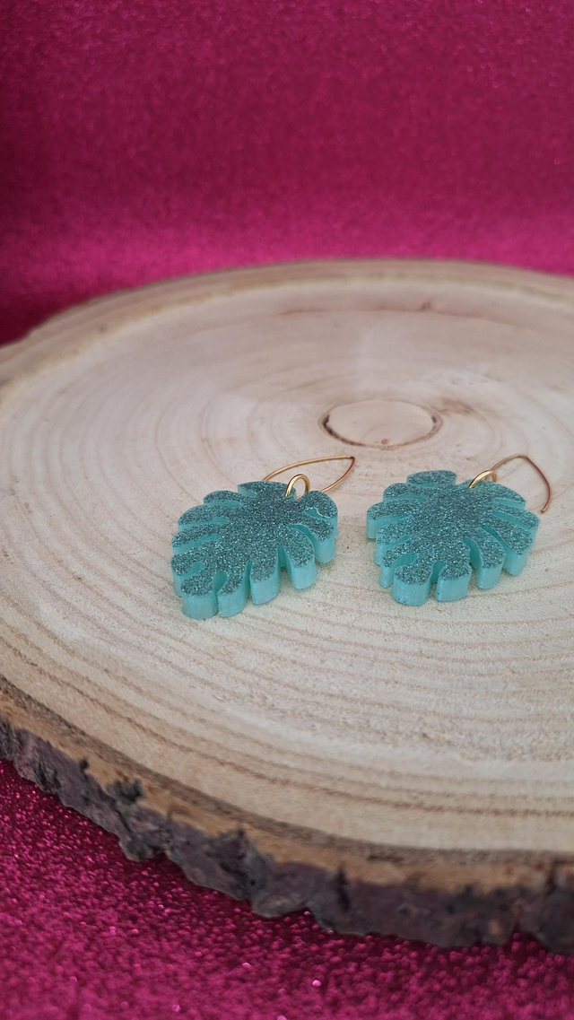 Boucles d&#039;oreilles dorées fleurs paillettes turquoises