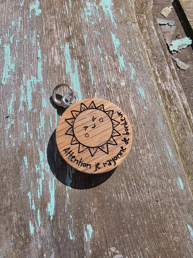 Pendentif Attention je rayonne de bonheur