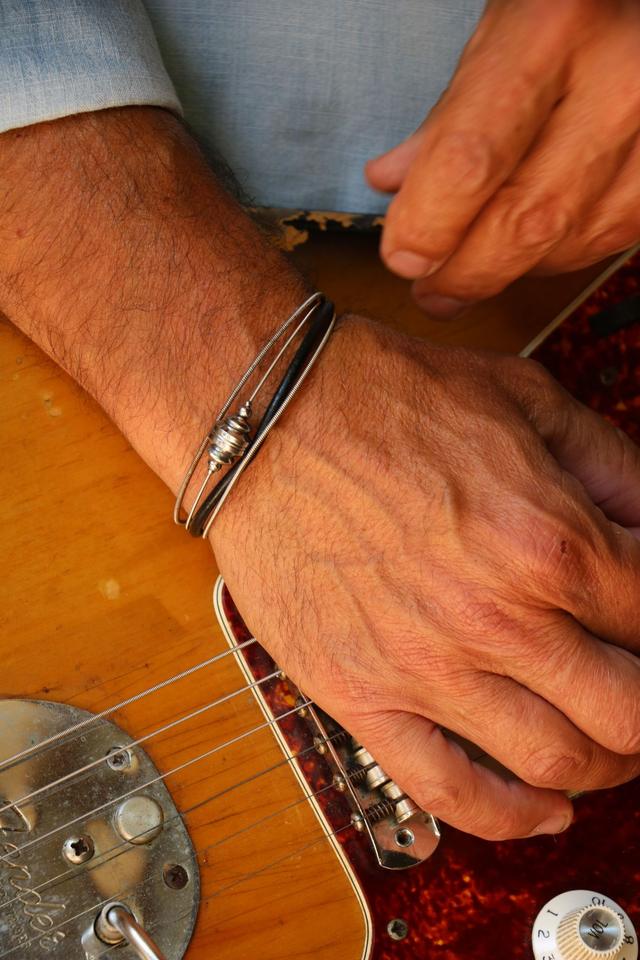 SLINKY by Yarol Poupaud - Bracelet corde de guitare surcyclée - 100% LIVE