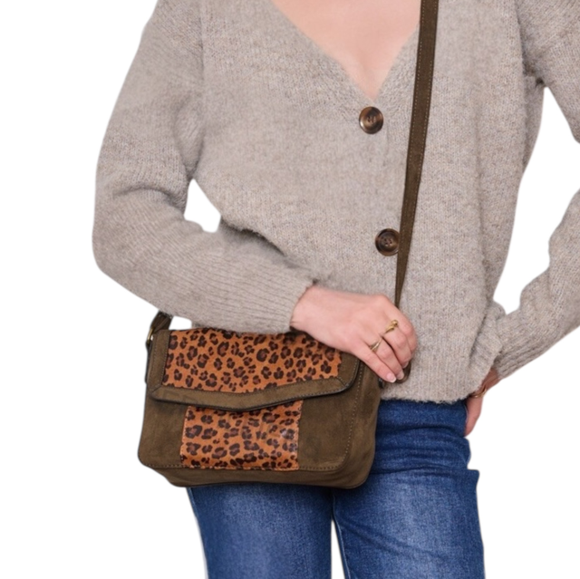 Besace bi-matière toucher suédine et imprimé léopard