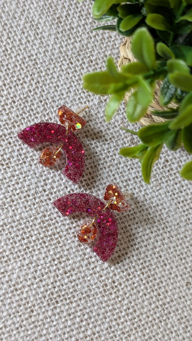 Boucles d&#039;oreilles roses et oranges en résine