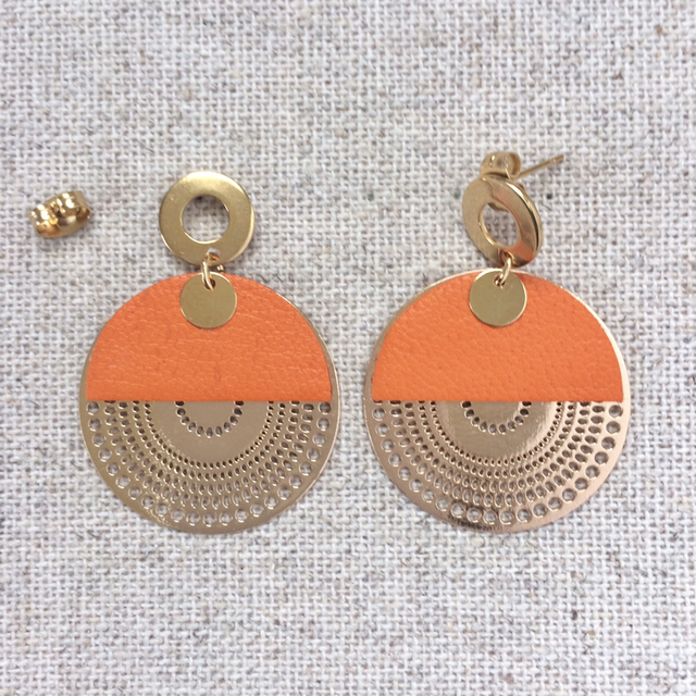 Boucles d’oreilles « Orchestre » dorées, cuir orange