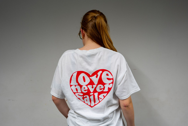 Love never fails T-shirt