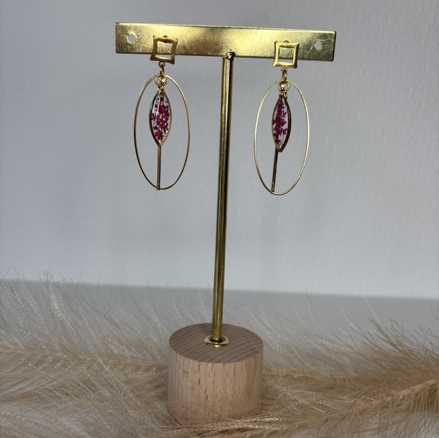 Boucle d’oreille ovale avec fleur 