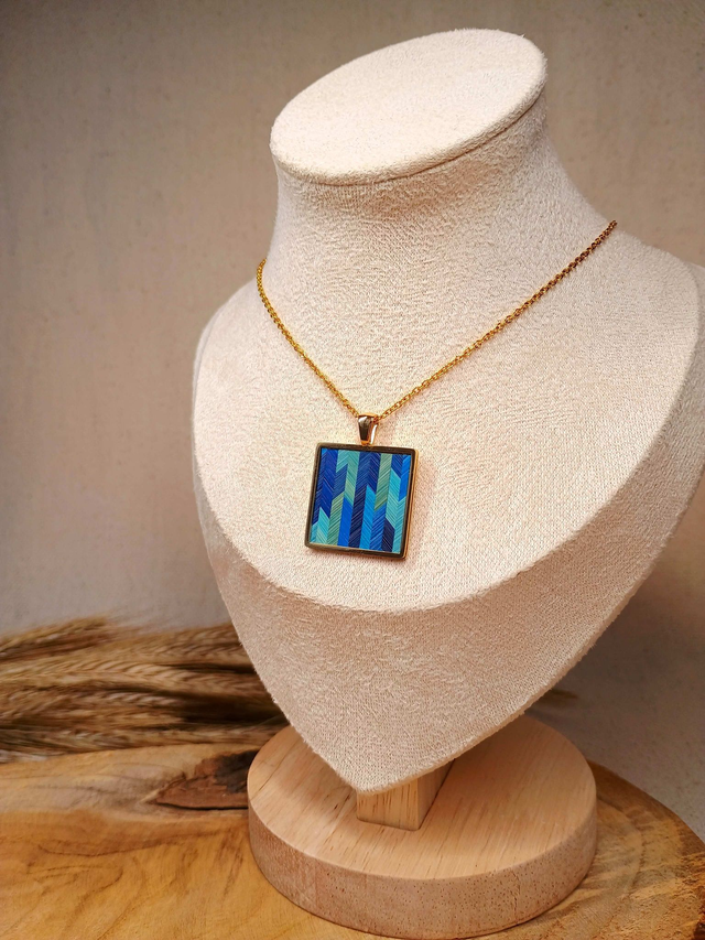 Collier MÉDAILLON Chevrons Bleus - Acier inoxydable doré à l'or