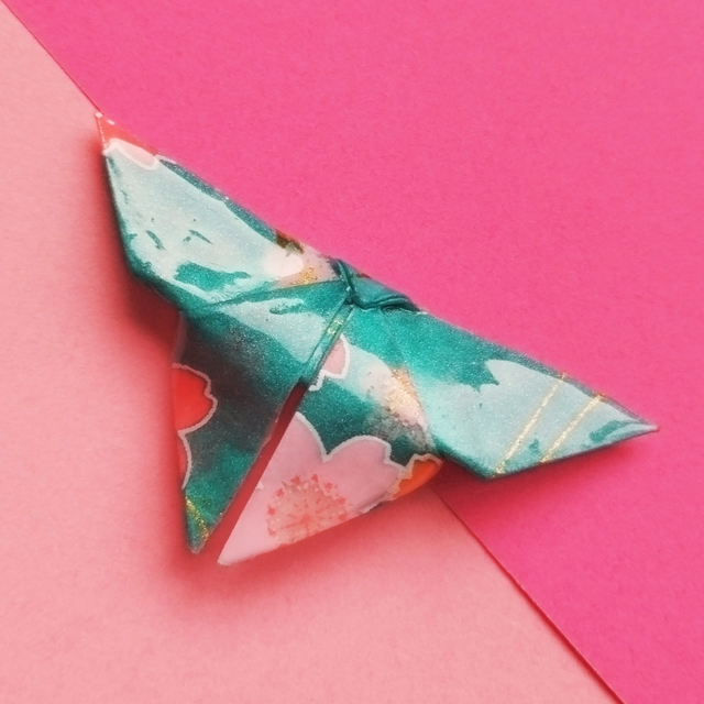 Broche en forme de papillon de couleur bleu ciel