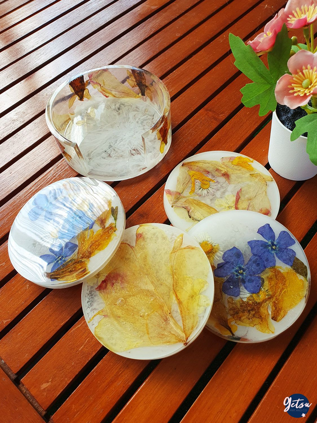 Ensemble de 4 sous-verres avec boîte de rangement, en pétales de tulipes et violettes