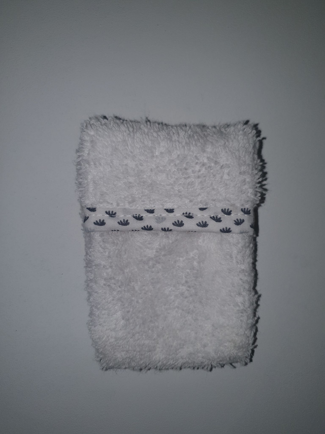 Gant à savonnette liseré bleu et blanc