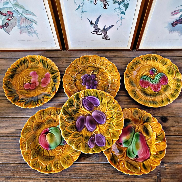 X Assiettes en barbotine Sarreguemines décor de fruits (différents sur chaque assiette) 