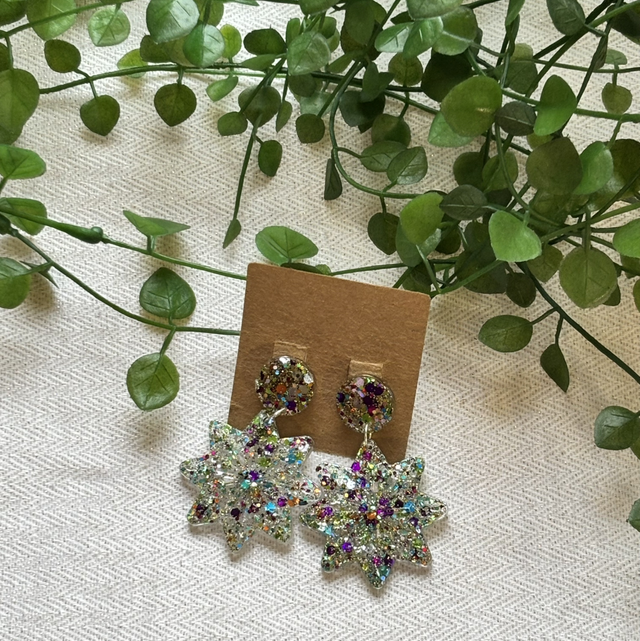 Boucles d’oreilles résine Noël motif étoile multicolores 