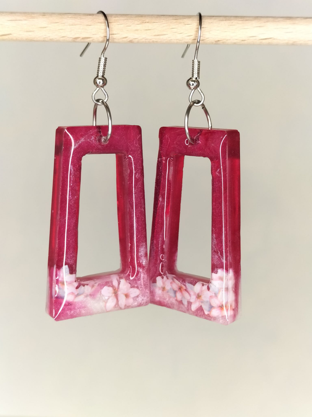 Boucles géométriques roses et petites fleurs