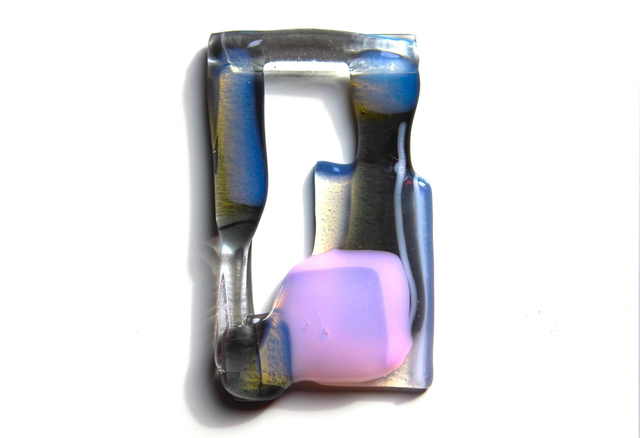 o7 Schmuckanhänger aus Glas , Farbakzent rosé . graphit . opalglasschimmer . 5 x 8 cm