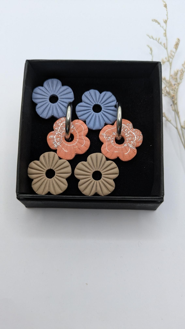 Boucles d'oreilles en pâte polymère - trio fleurs argenté