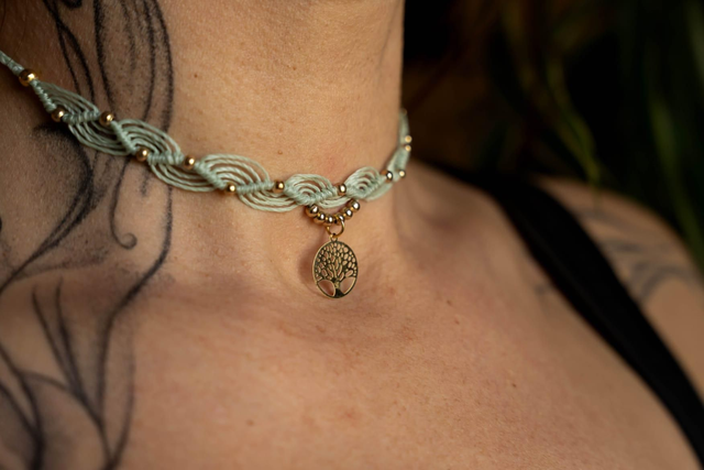 Ras de cou en micro-macramé vert clair pendentif Arbre de vie doré 