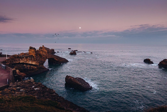 Biarritz - Coucher de lune sur le rocher de la vierge