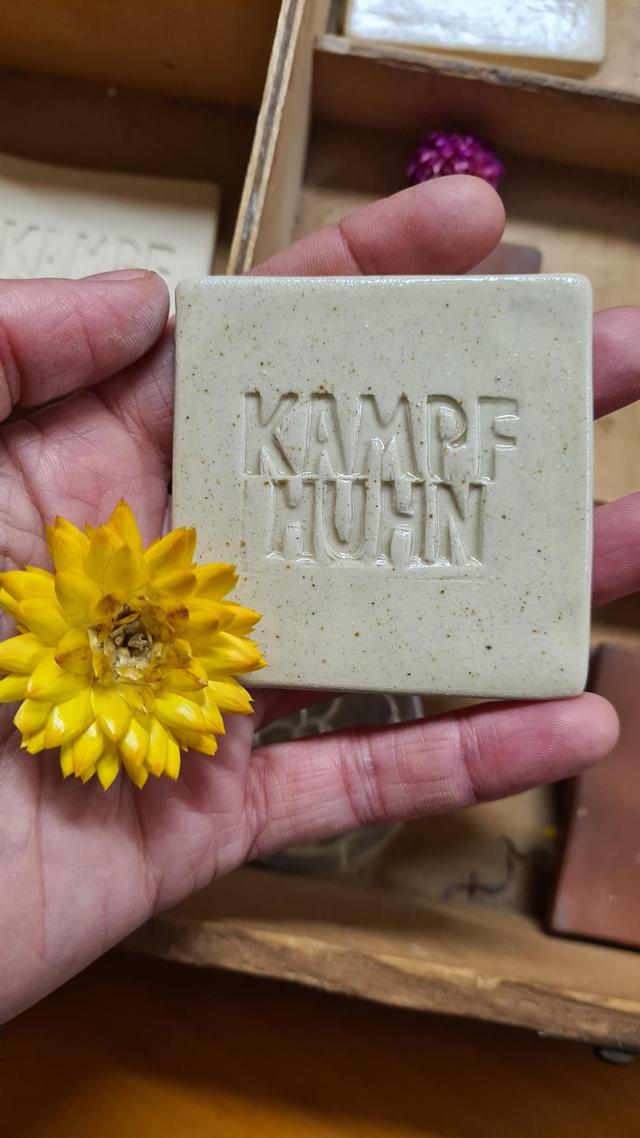 Sprüchefliese "Kampfhuhn" groß, weiss