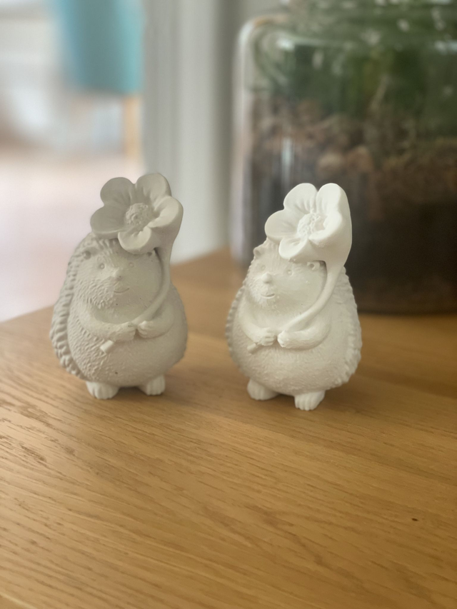 Hérisson Sous la Fleur – Figurine Déco Poétique en Jesmonite