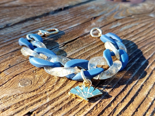 Bracelet gros maillons acrylique Svarna Pankh - Éventail doré