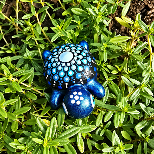Petite tortue décorative – Mandala bleu métallisé & turquoise peint à la main