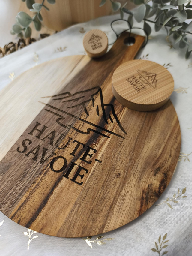 Planche apéro gravée « Haute-Savoie » + décapsuleur aimanté + bouchon en bois