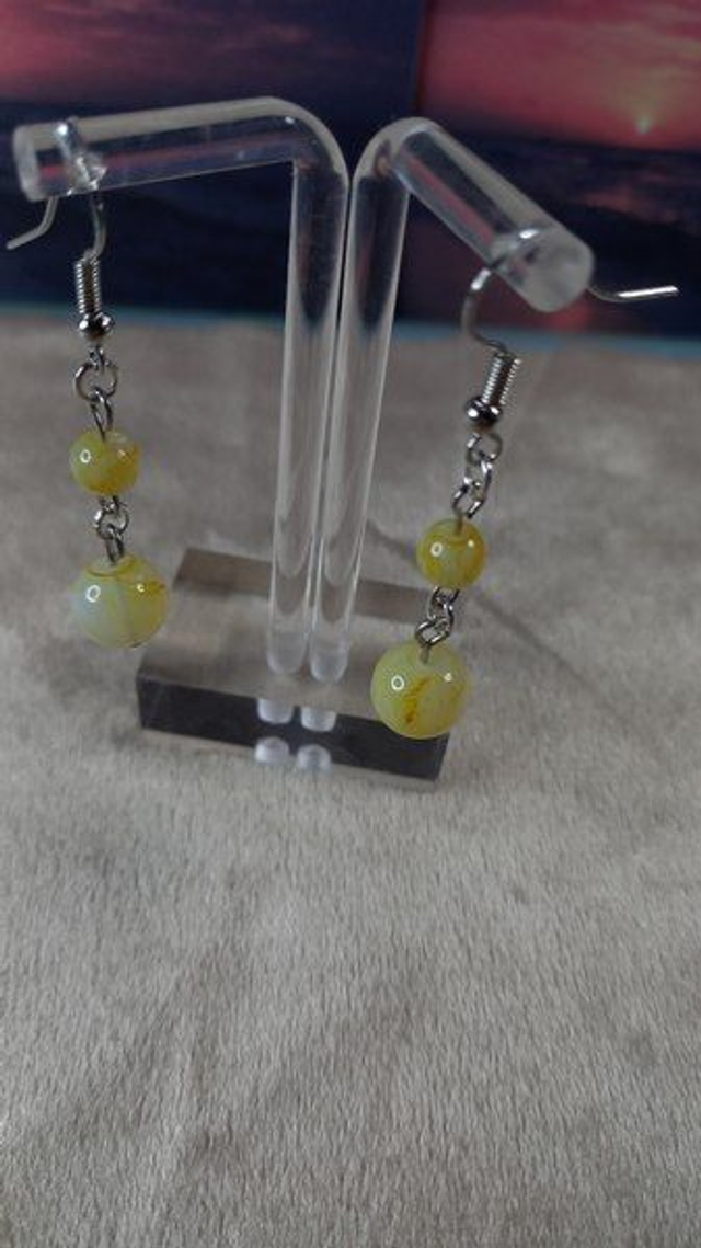 Boucles d&#039;oreilles en perles jaune marbré