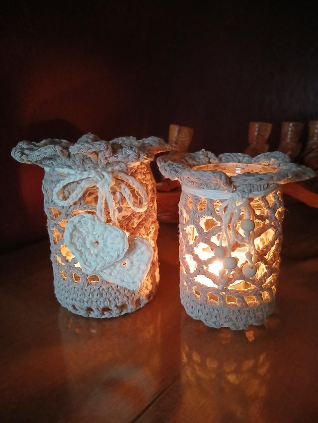 Photophore en verre habillé au crochet et breloques – décoration artisanale bohème chic