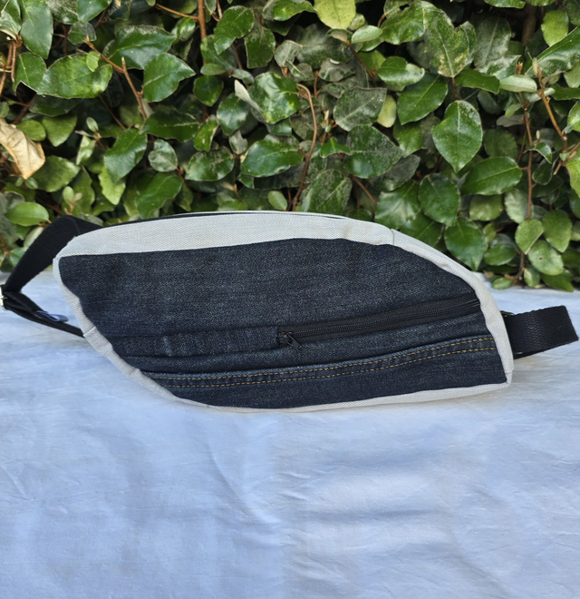 Sac banane en jean upcycling, design asymétrique unique