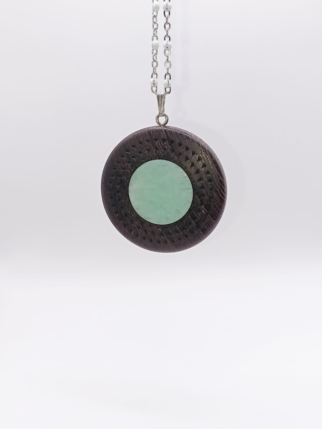 Collier, pendentif bois sombre Wengé, cœur d'Amazonite rayonnant