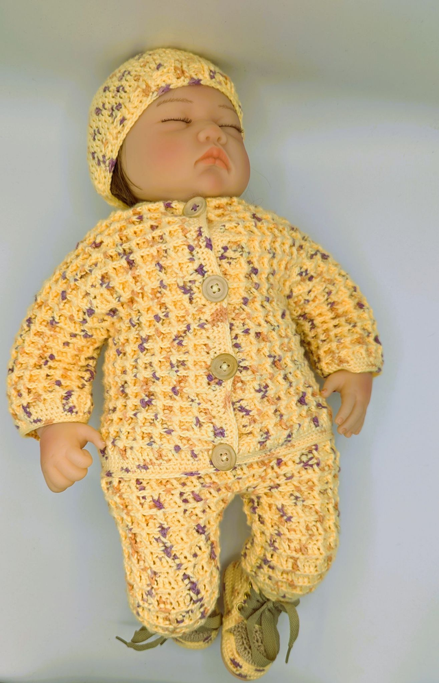 Cardigan + Salopette + Bonnet + Chaussure. Jaune multicolore