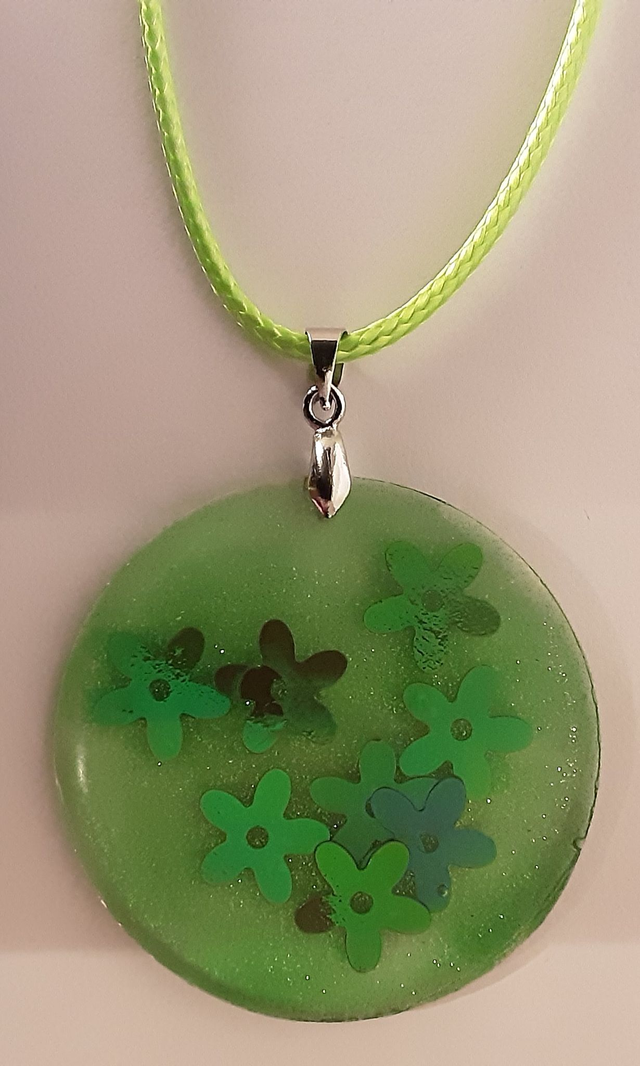 Pendentif rond collection Floral couleur vert mousse pailletté et fleurs vertes paillettes