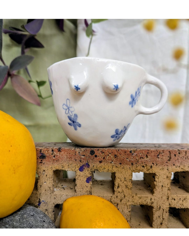 Tasse "seins fleurs"