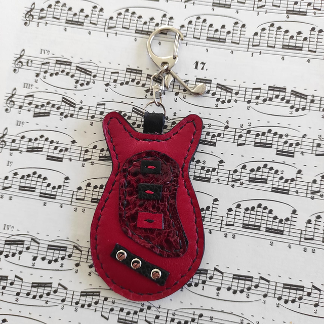Porte clés guitare en cuir 