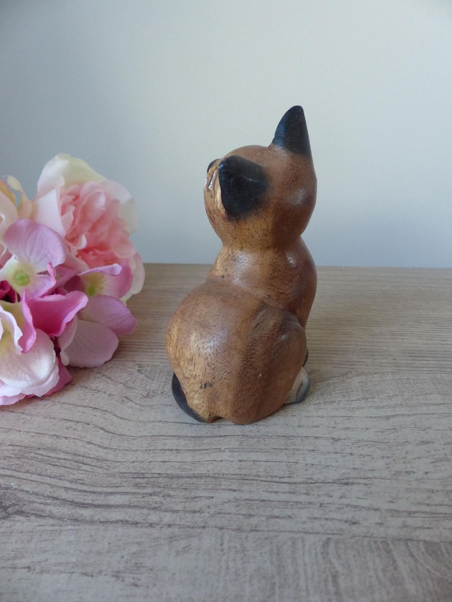 Figurine chat assis siamois marron et beige bois sculpté peint main, chat artisanal en bois, petit chat mignon décoratif pour maison cadeau